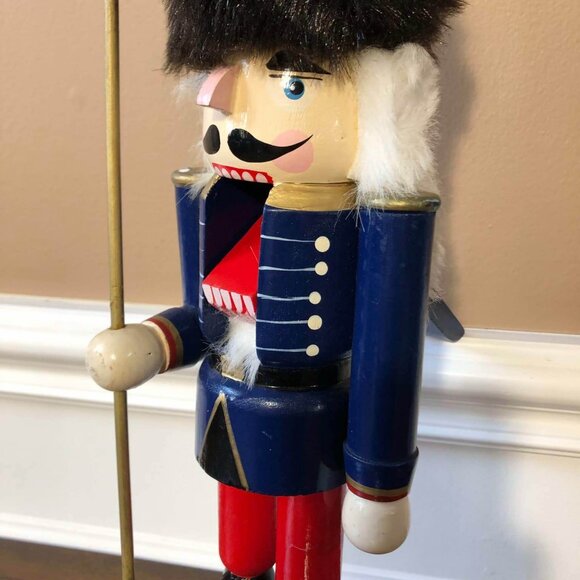 Enesco 15.5” toy soldier nutcracker - Picture 4 of 9